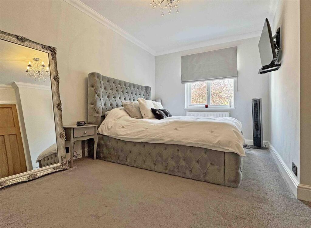 Master Bedroom b.jpg