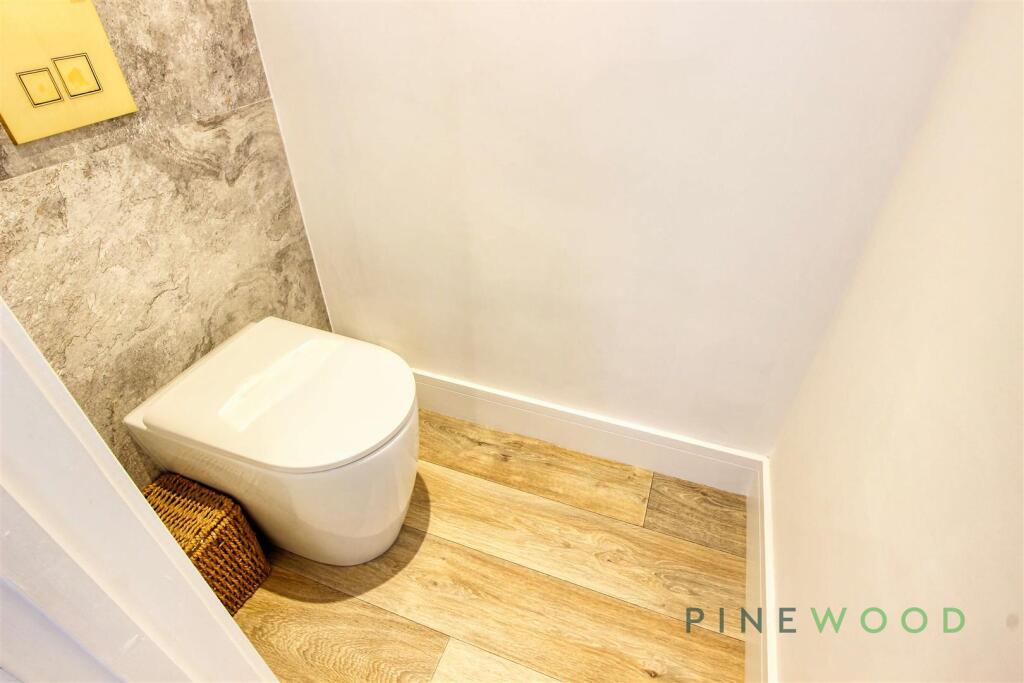 MAIN BEDROOM SUITE -WC