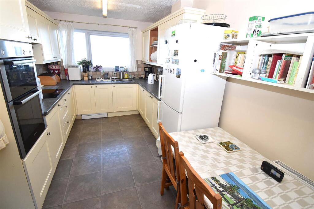Kitchen 1 use .JPG