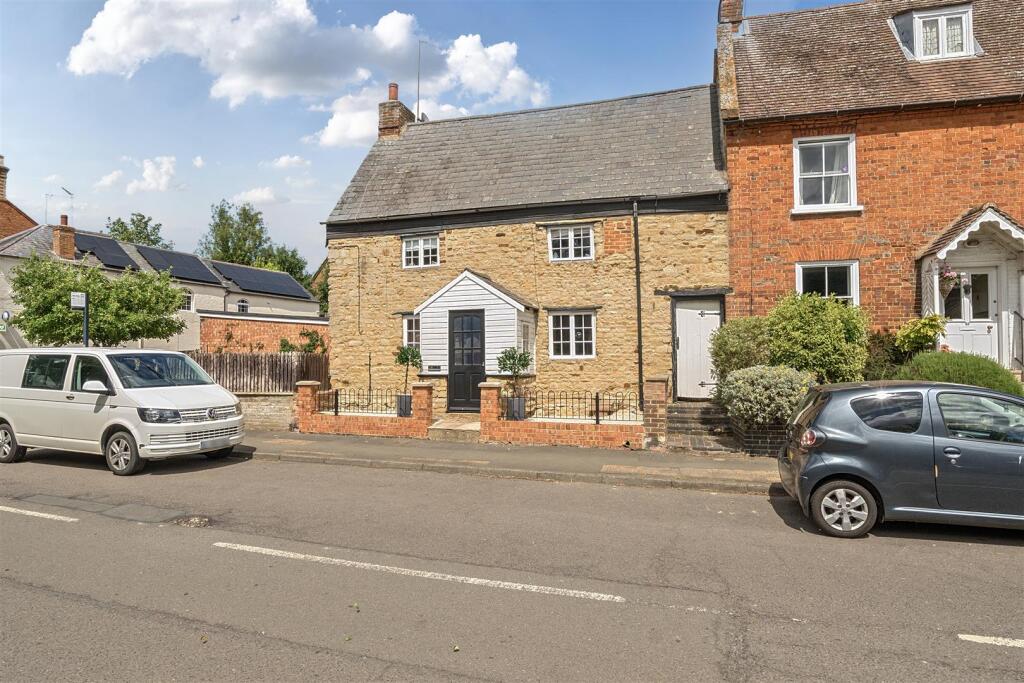 19 High Street, Greens Norton