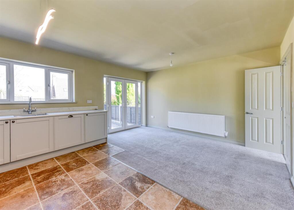8 Fox Close-kitchen3.jpg