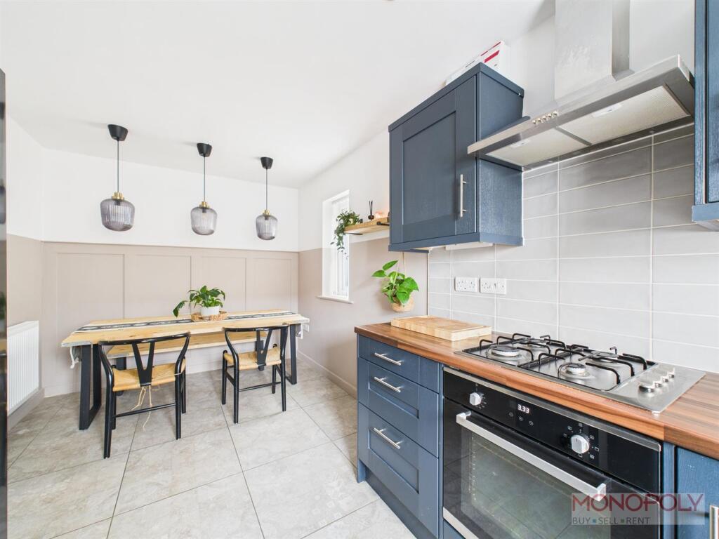 KITCHEN/ DINING ROOM