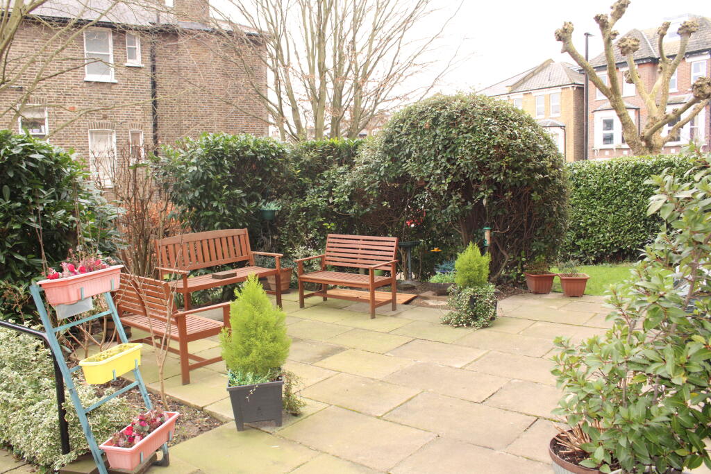 Communal Garden Seating Area (1)