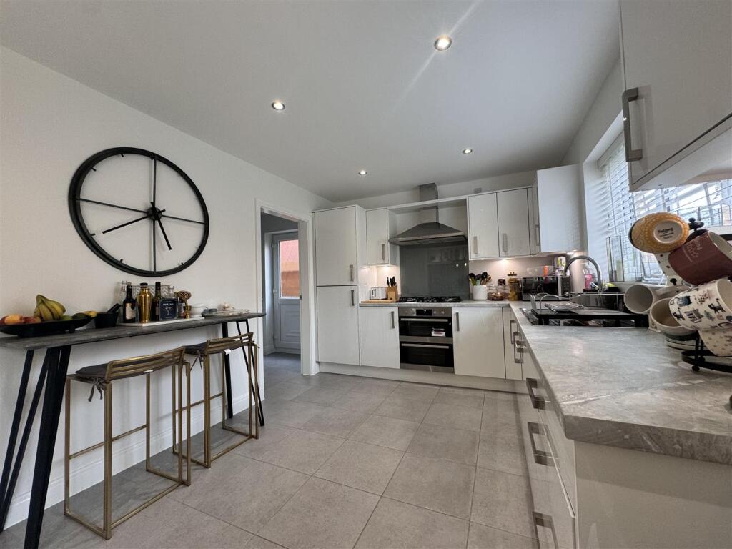 Open plan kitchen / dining