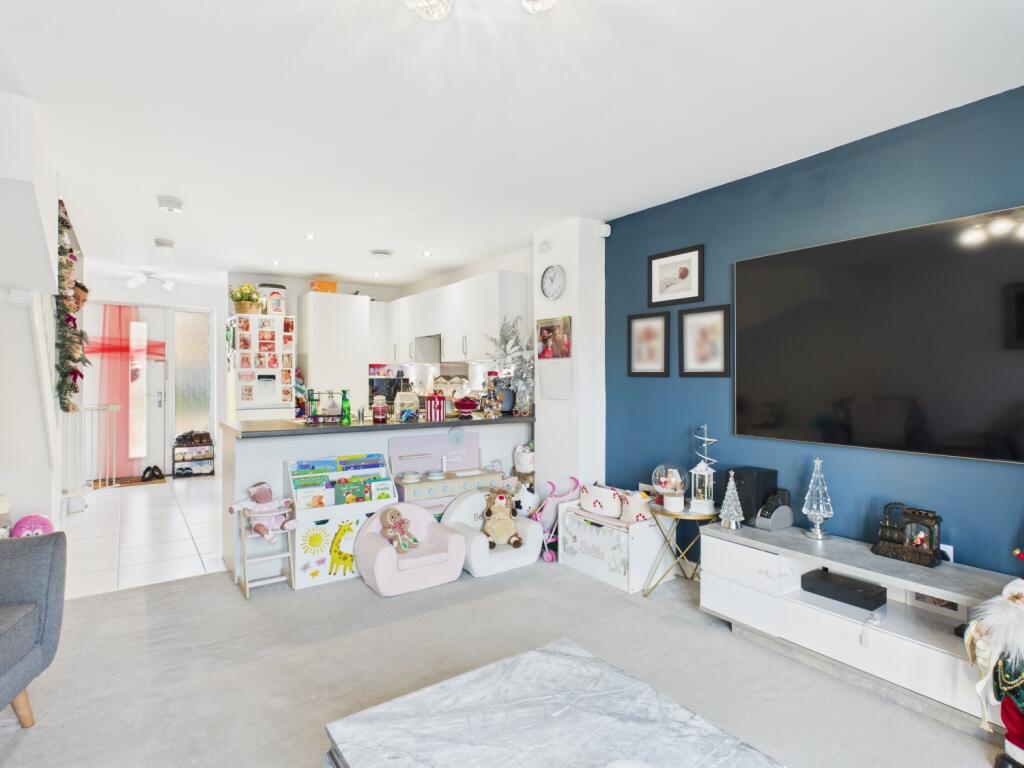 CAM03729G0-PR0199-STILL005