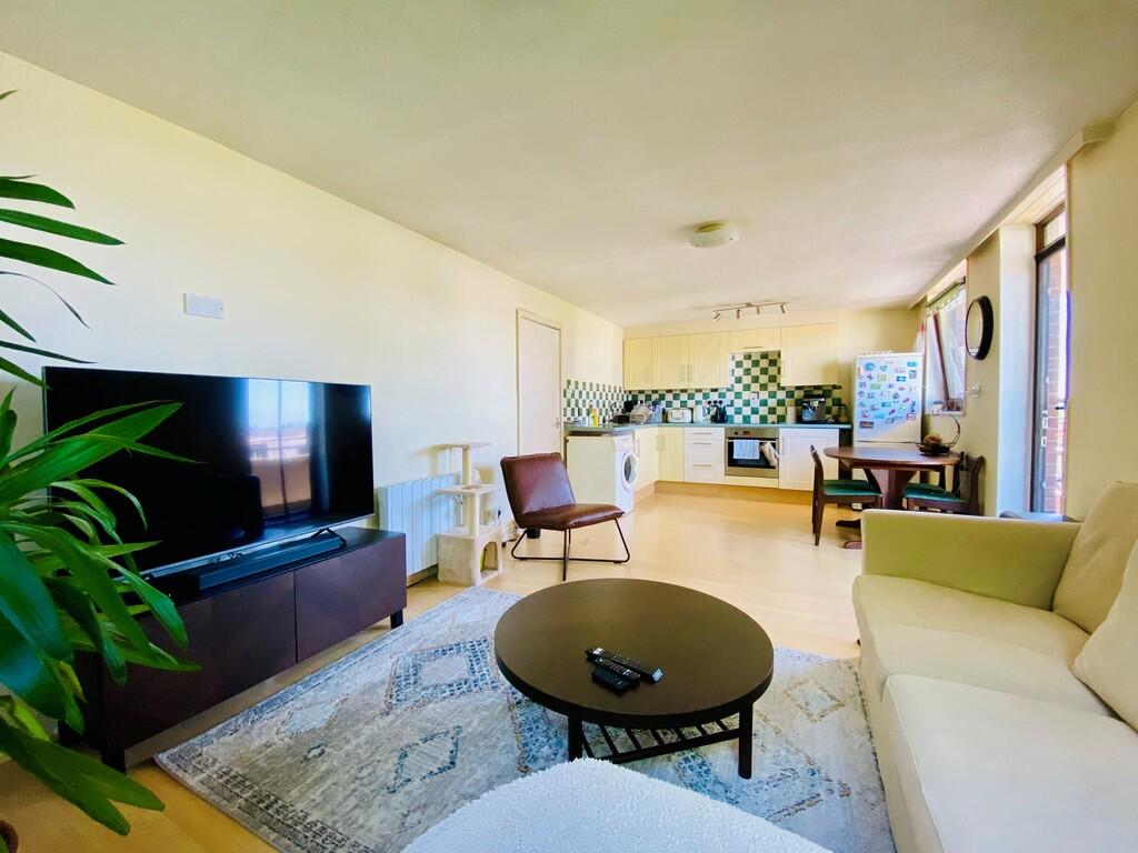 Lounge kitchen di...