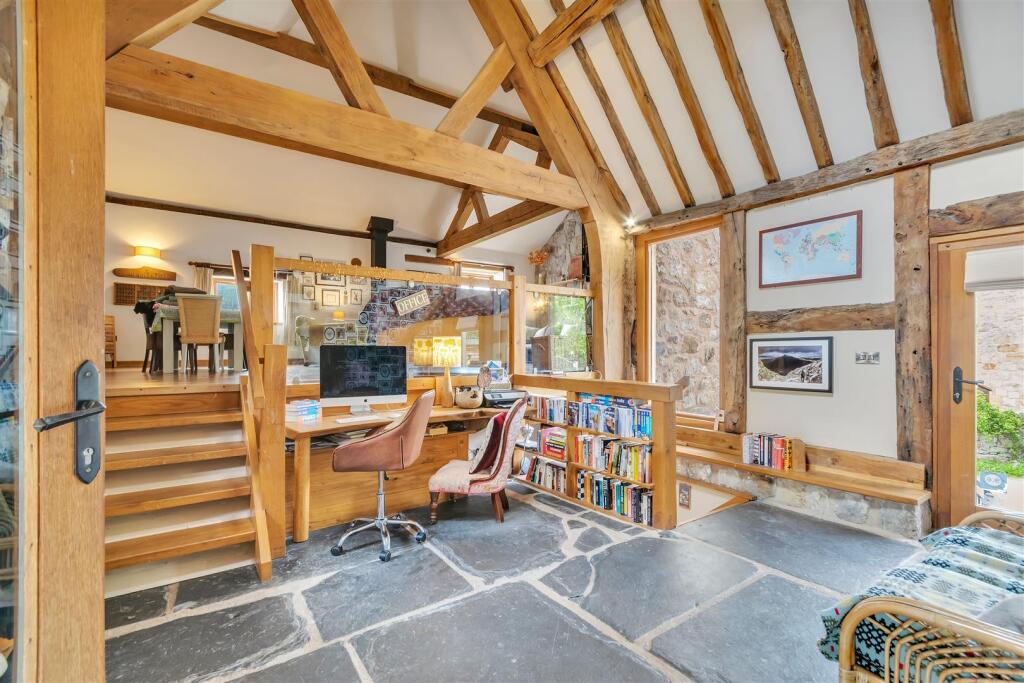 Entrance Hall/Study Area