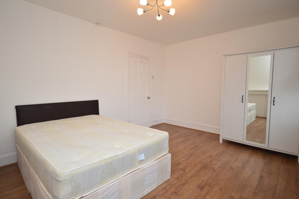 4 Double Bedroom Mid-terraced House to Rent