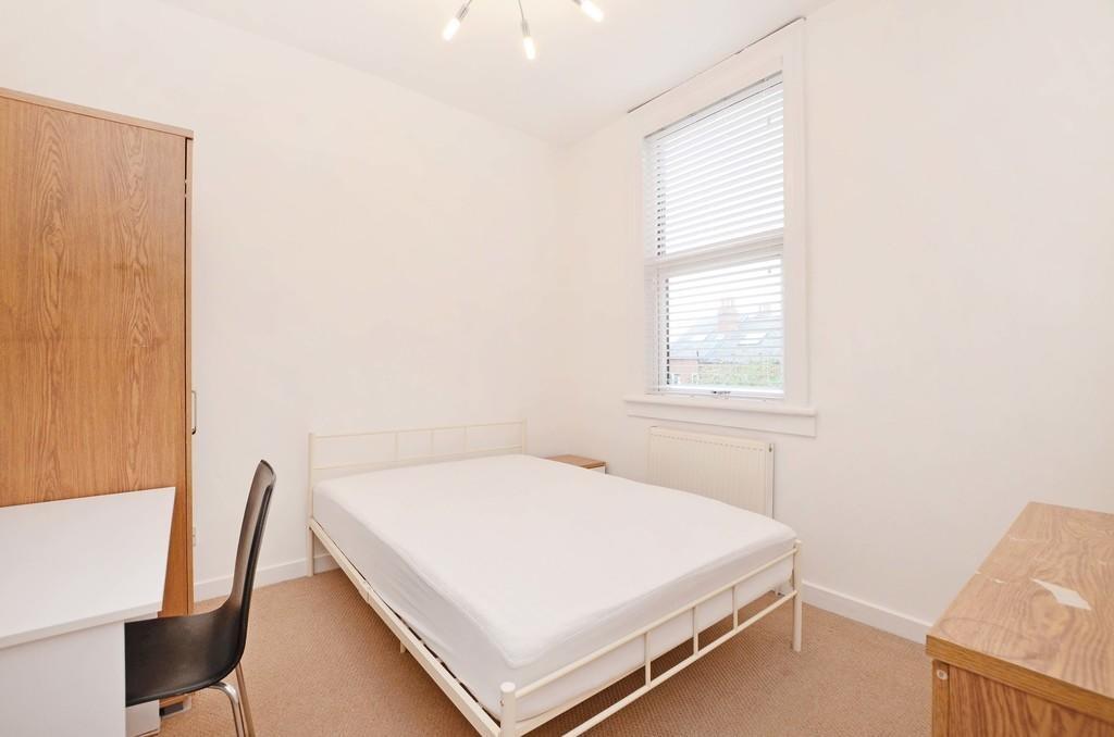 A bright and tidy single bedroom featuring a ne...