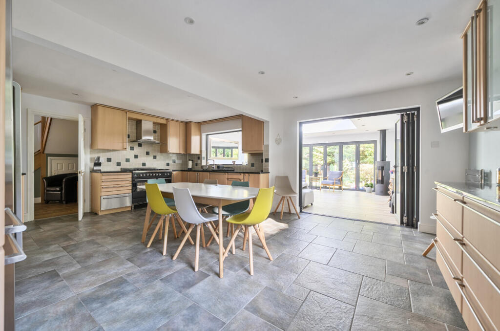 1360315-5-68da9d0...