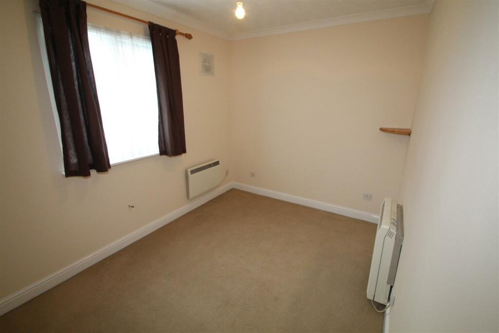 bedroom 1.JPG