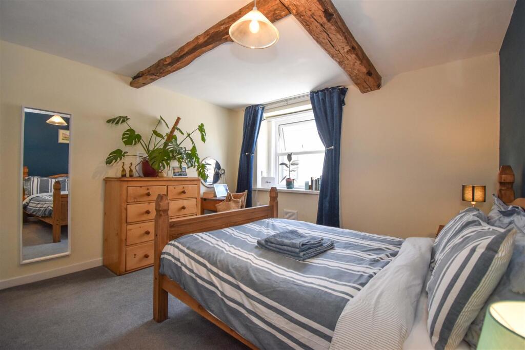 5 Crown Square Bedroom 1b.jpg