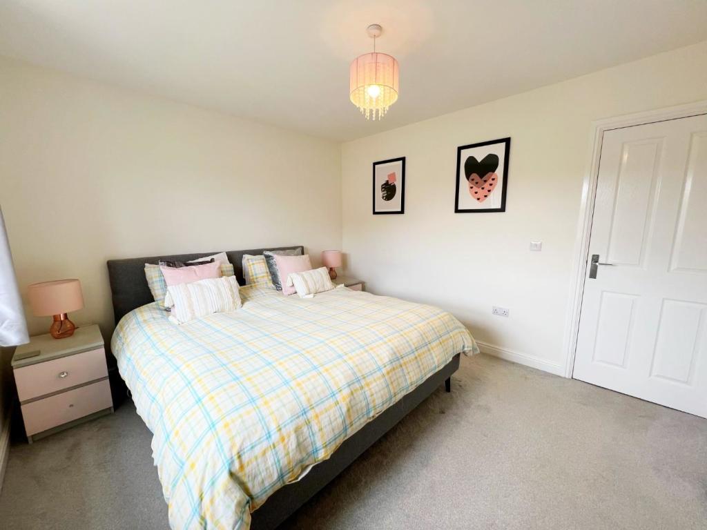Bedroom 1 pic 2.jpg
