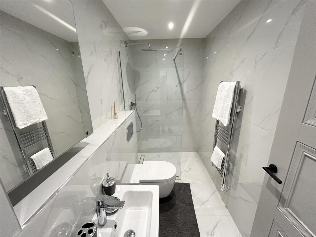 En Suite Shower Room: