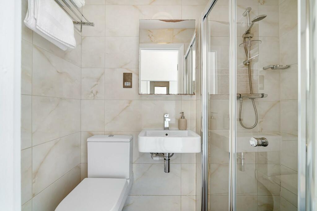 Bathroom 2.jpg