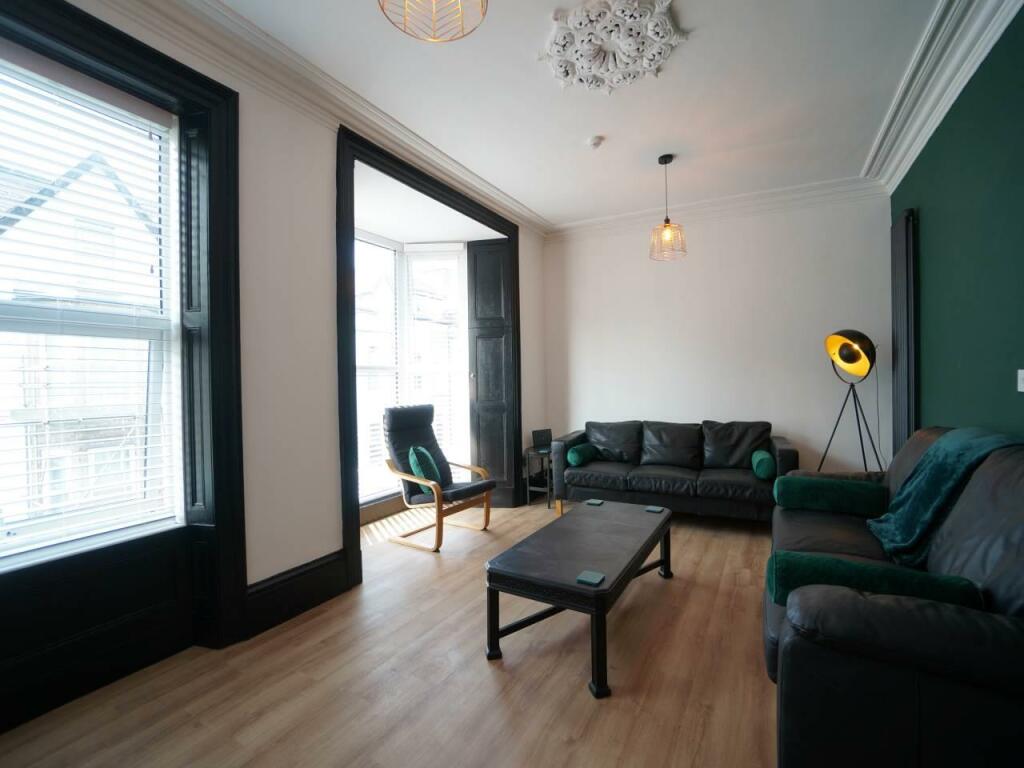 Living Area 1.JPG