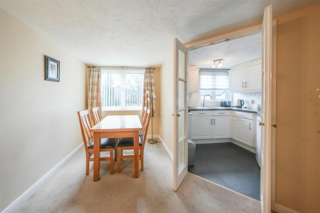 LOUNGE / DINING ROOM