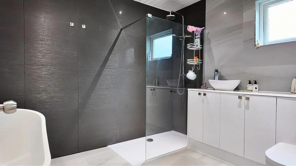 bathroom 1.jpg