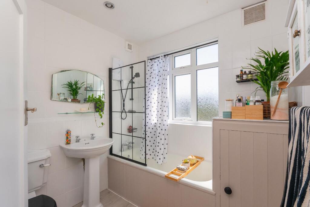 4S4RKE - Bathroom B.jpg