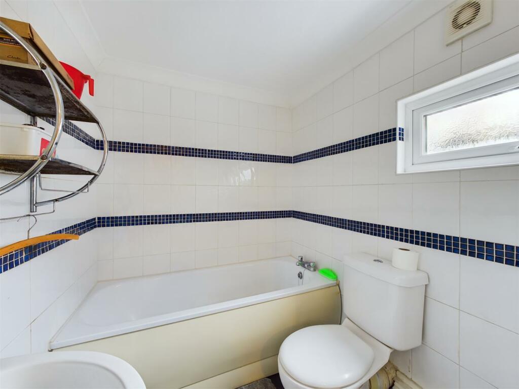 Family Bathroom (3).jpg