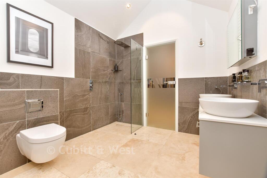 En-Suite Bathroom