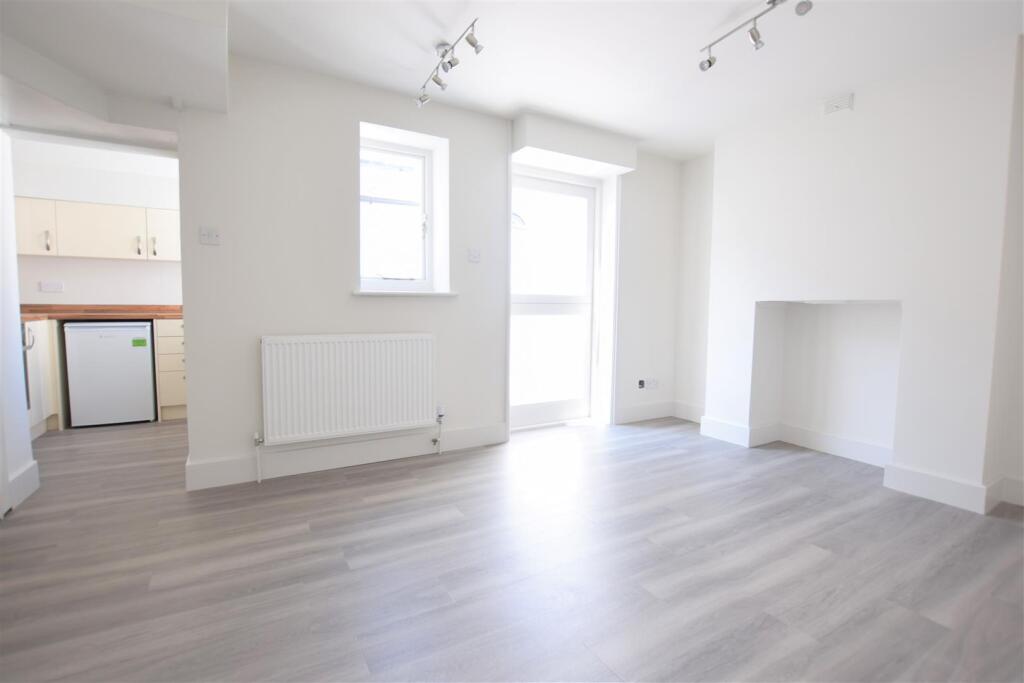 Living room 2.jpg