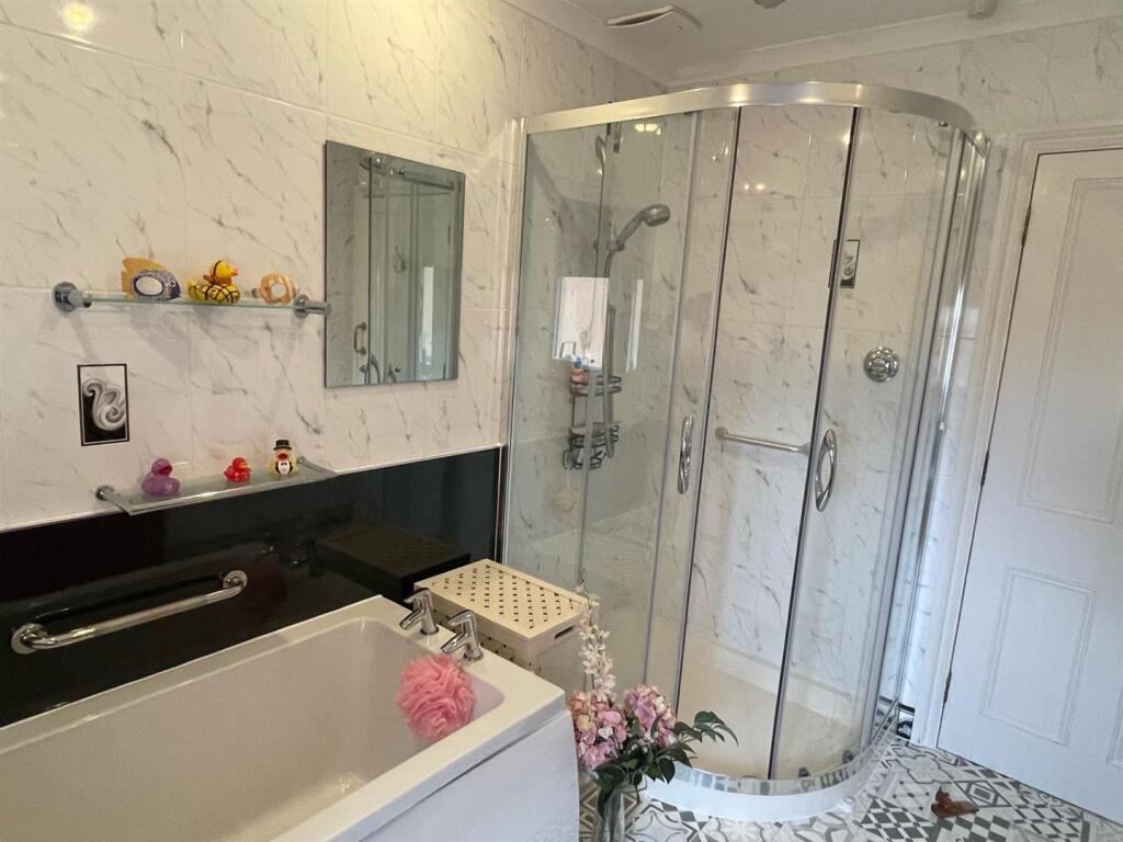 Bathrom1.jpg