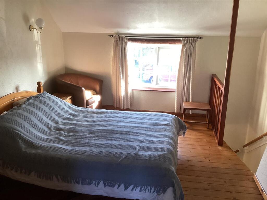 37 Knowle Hill, Hurley