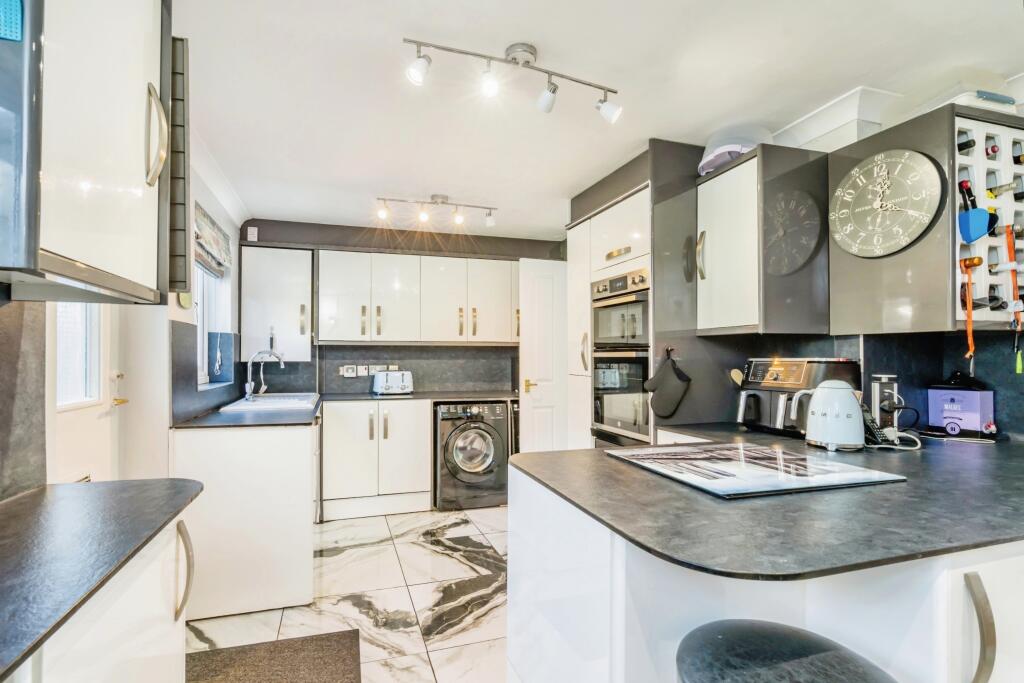 Fully fitted kitchen