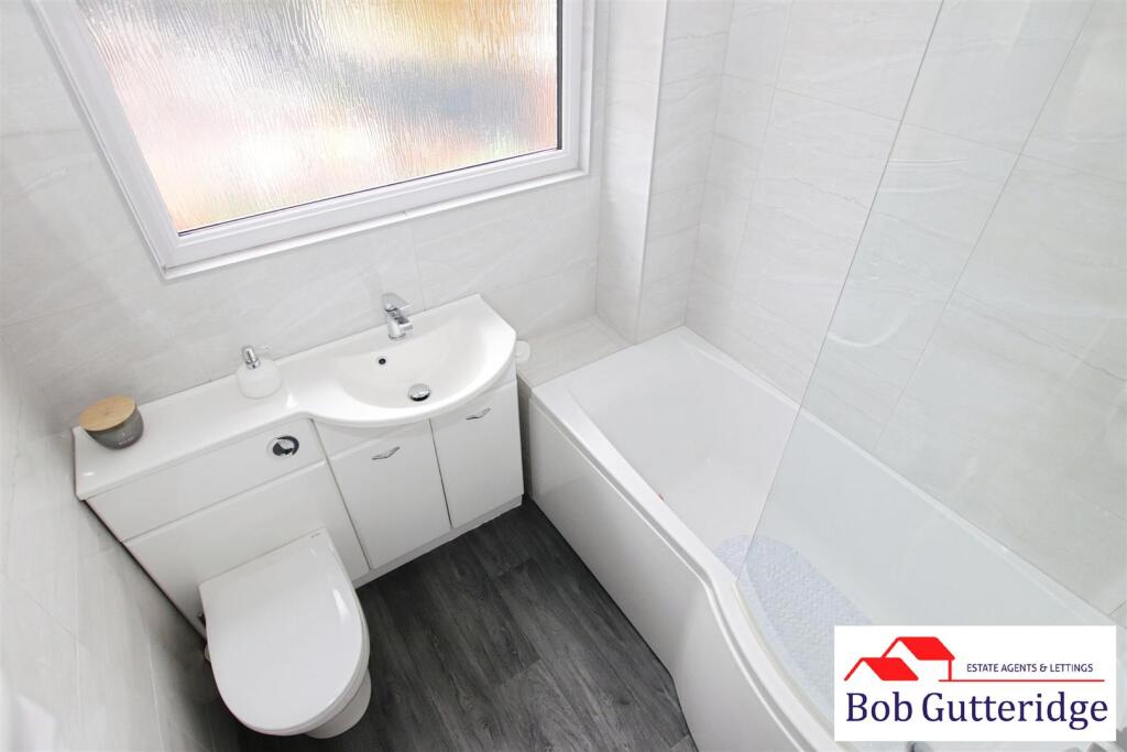 FIRST FLOOR LUXURY BATHROOM