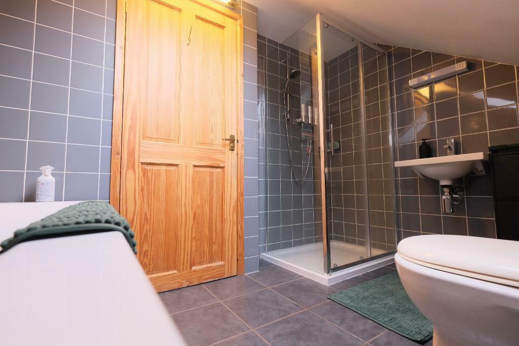 Family bathroom &amp; shower