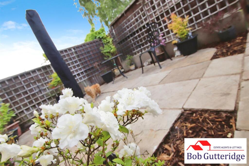 ENCLOSED REAR GARDEN