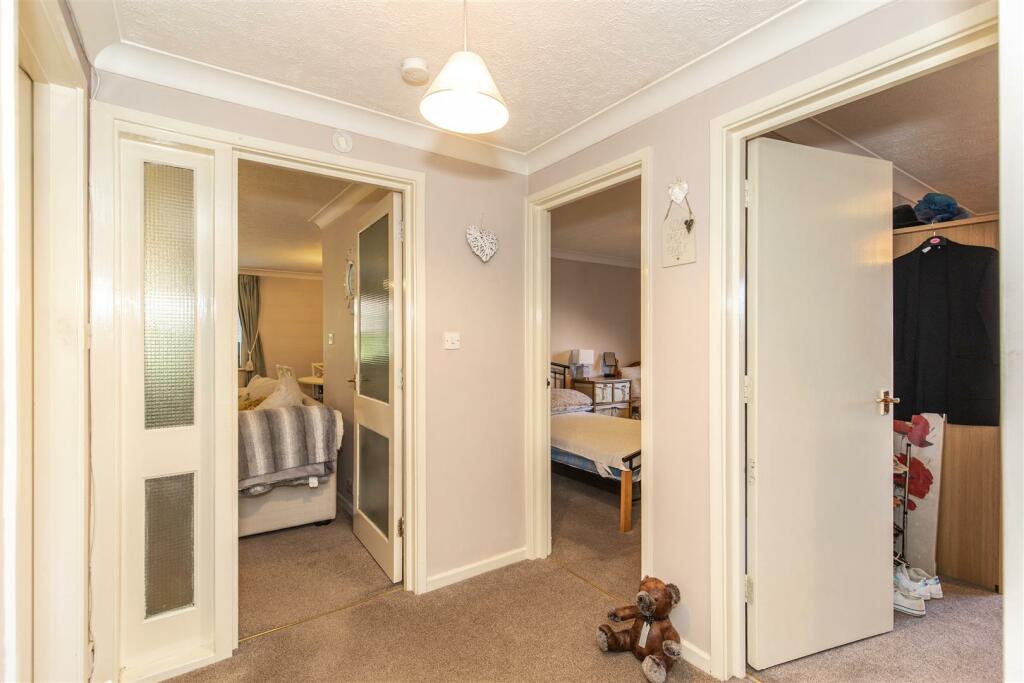 FRONT DOOR/VESTIBULE