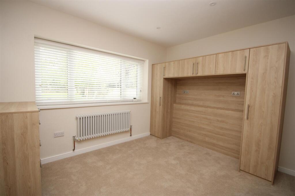 Master Bedroom (Rear)