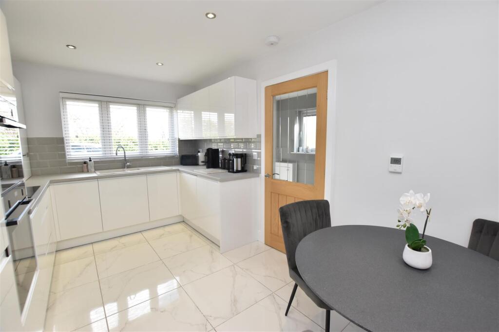 KITCHEN/BREAKFAST ROOM