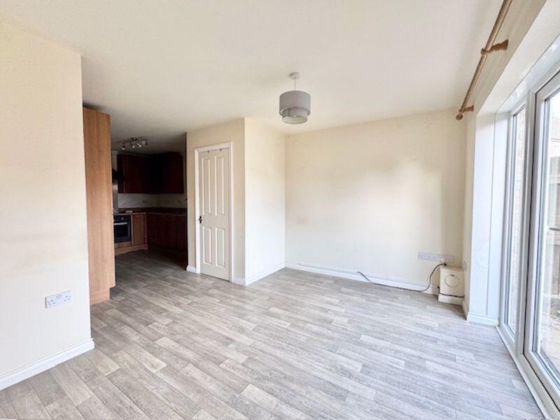 Lounge/ diner to kitchen