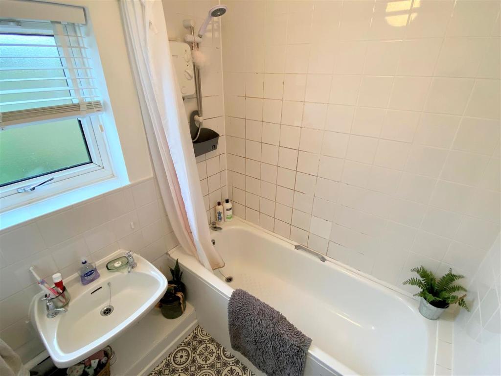 56 Calshot Close Bathroom