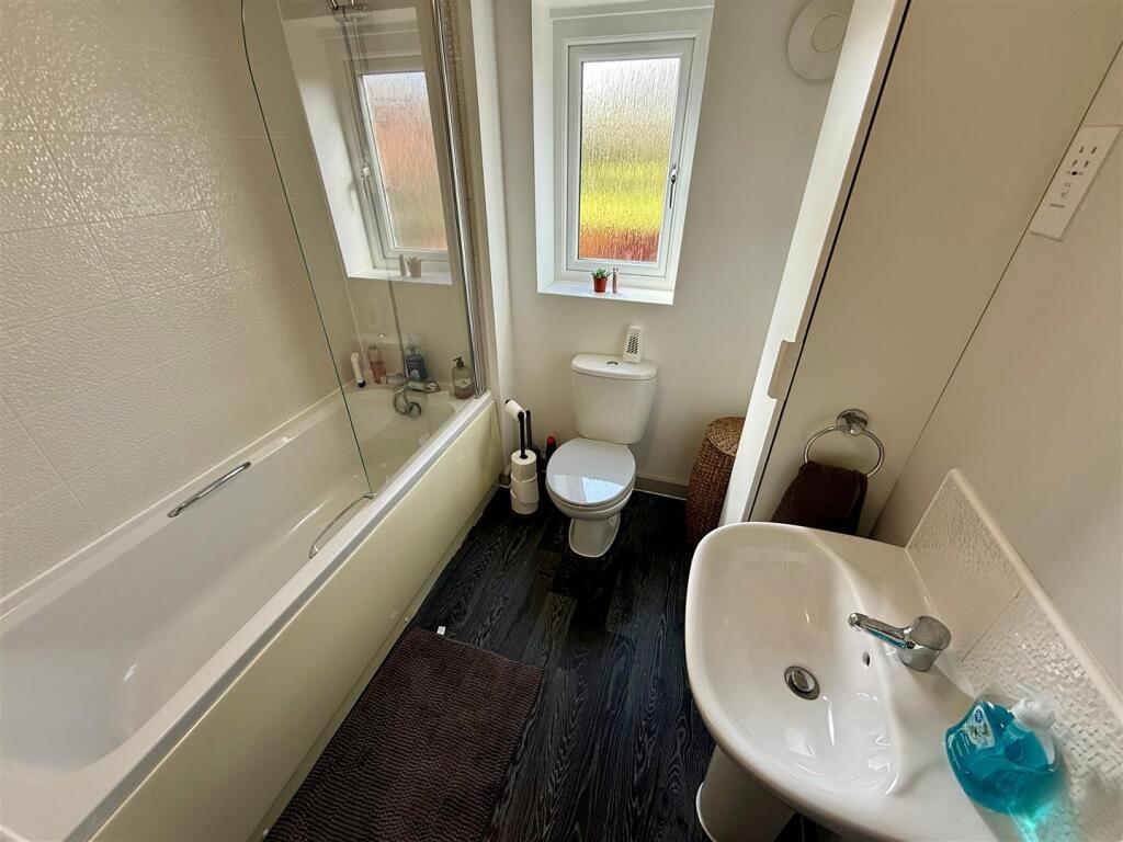 NW2 Bathroom.jpg
