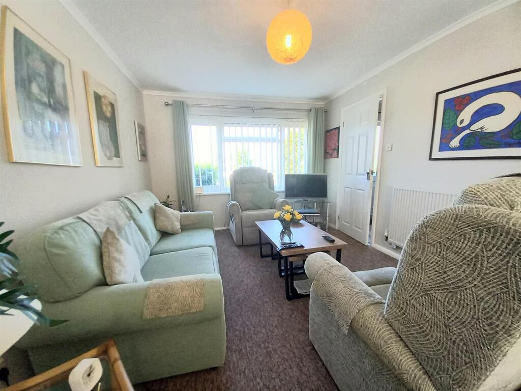 3 Ochil Close Lounge.jpg