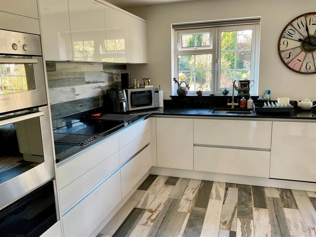 Kitchen pic4.jpg