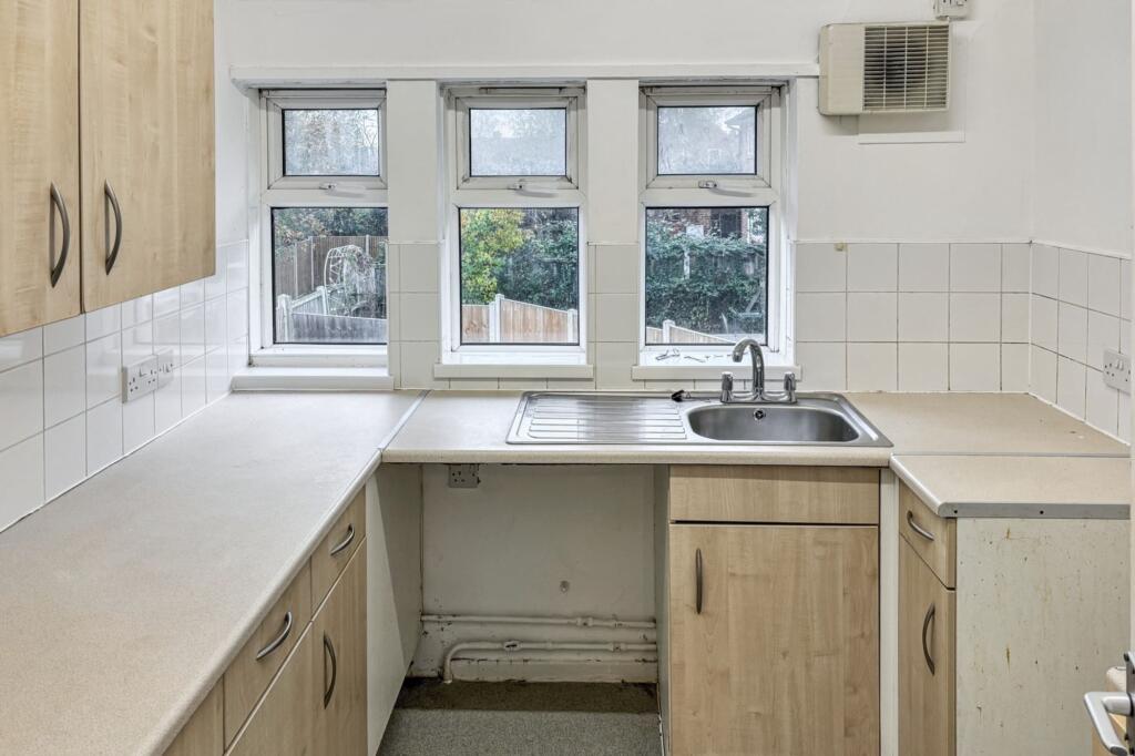 Flat A, 47 Goldings Crescent, Basildon, Essex, SS16 4RX