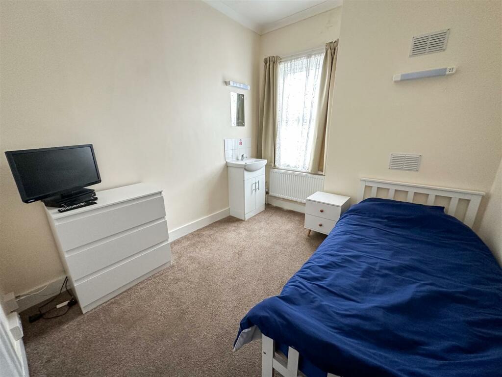 BEDROOM 13