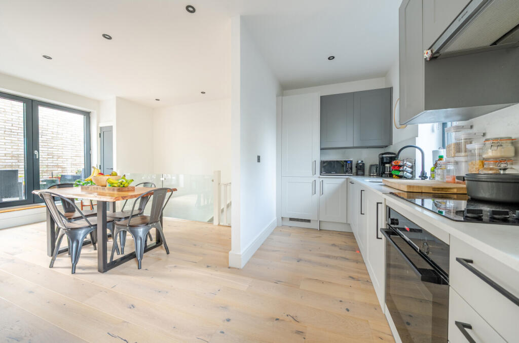 1370009-8-68f76fa...