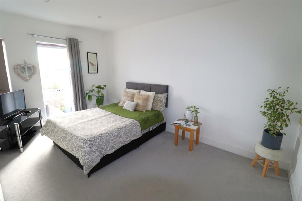 Bedroom 1 (2).JPG