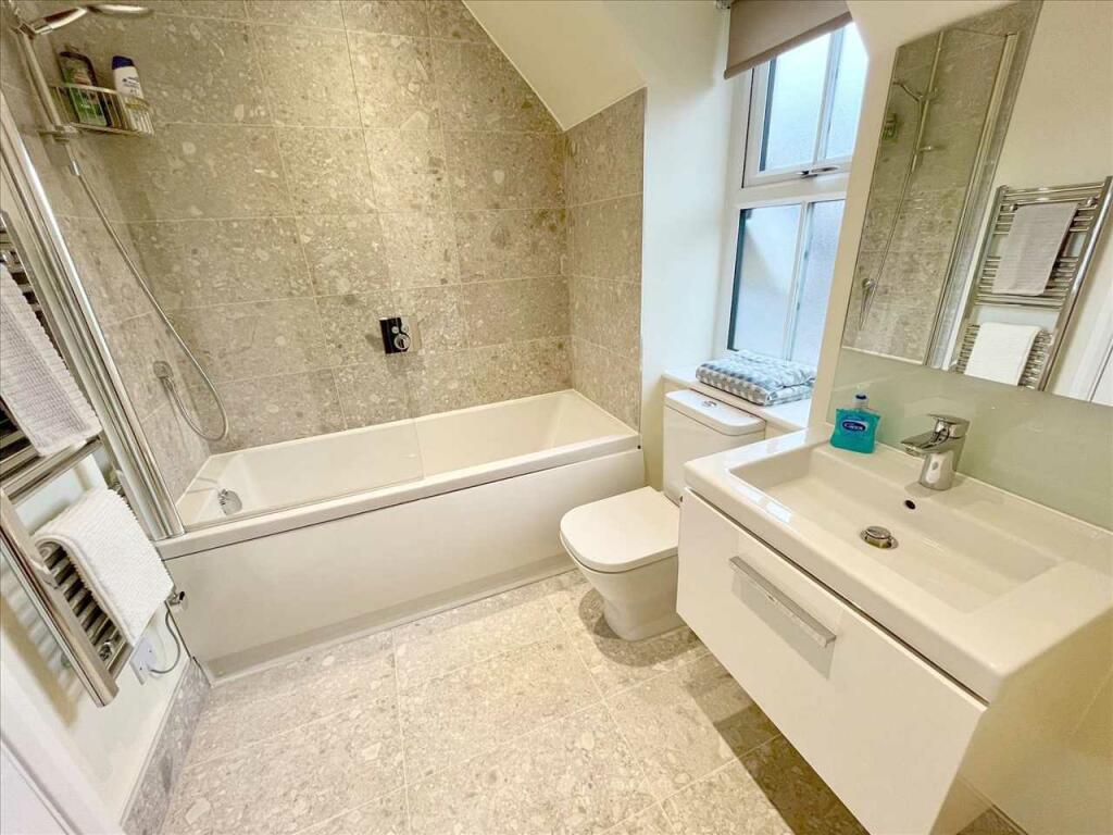 EN SUITE BATHROOM/WC