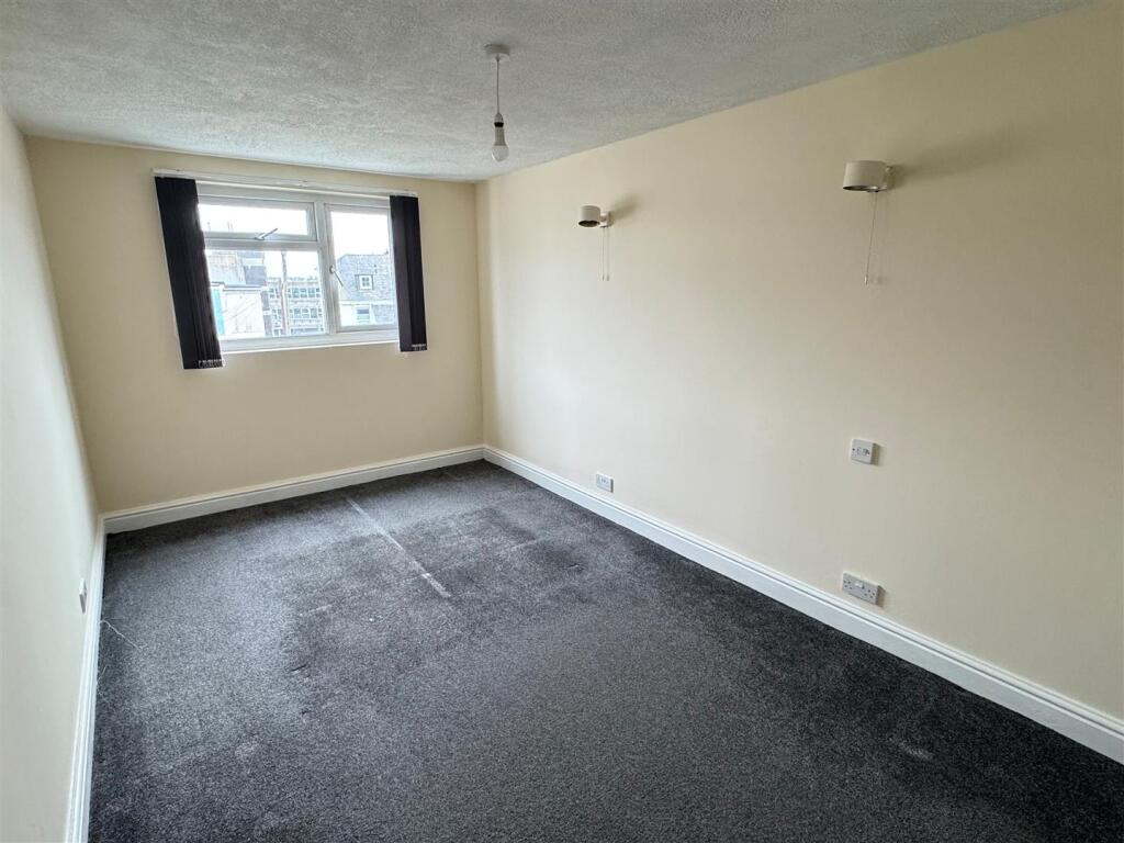 Flat 3, 32a Cliff Road Bedroom 1