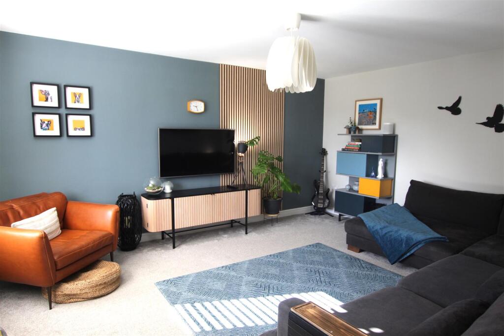 Lounge 1.JPG