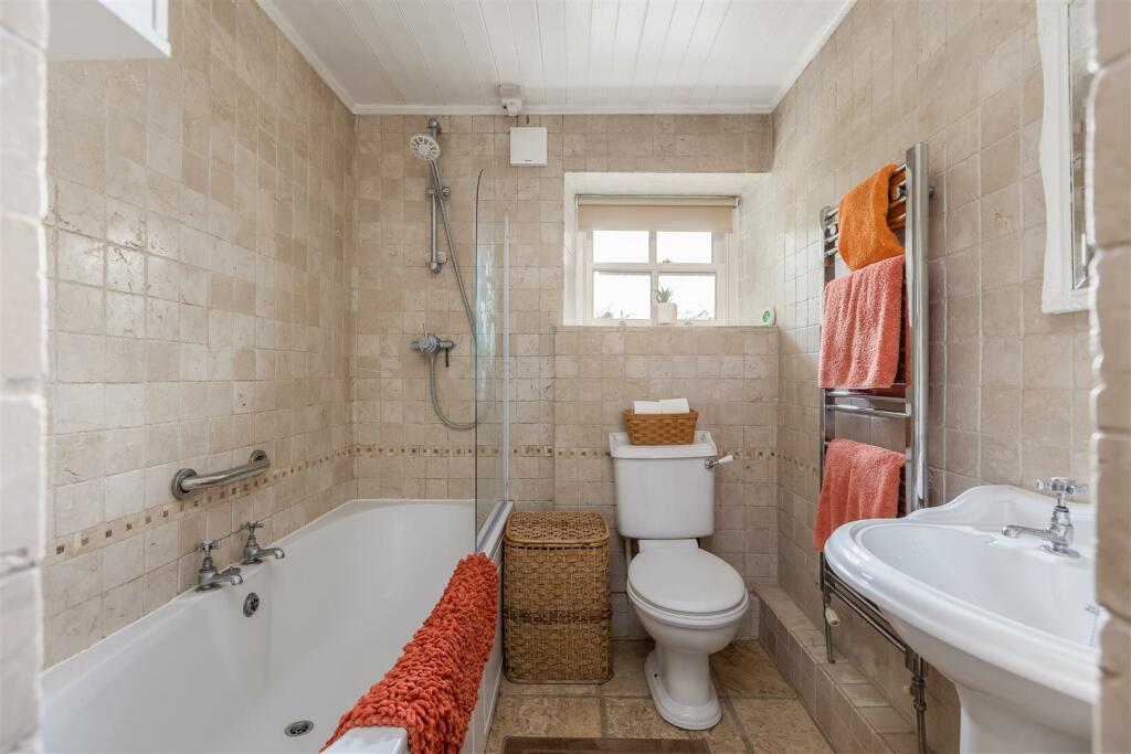 Undercliffe 23 Bathroom.jpg