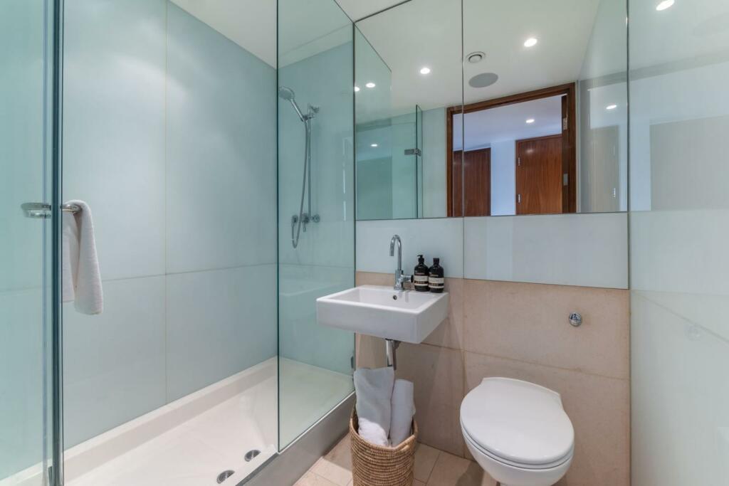 BATHROOM2.jpg