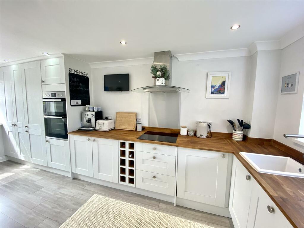 KITCHEN/BREAKFAST ROOM